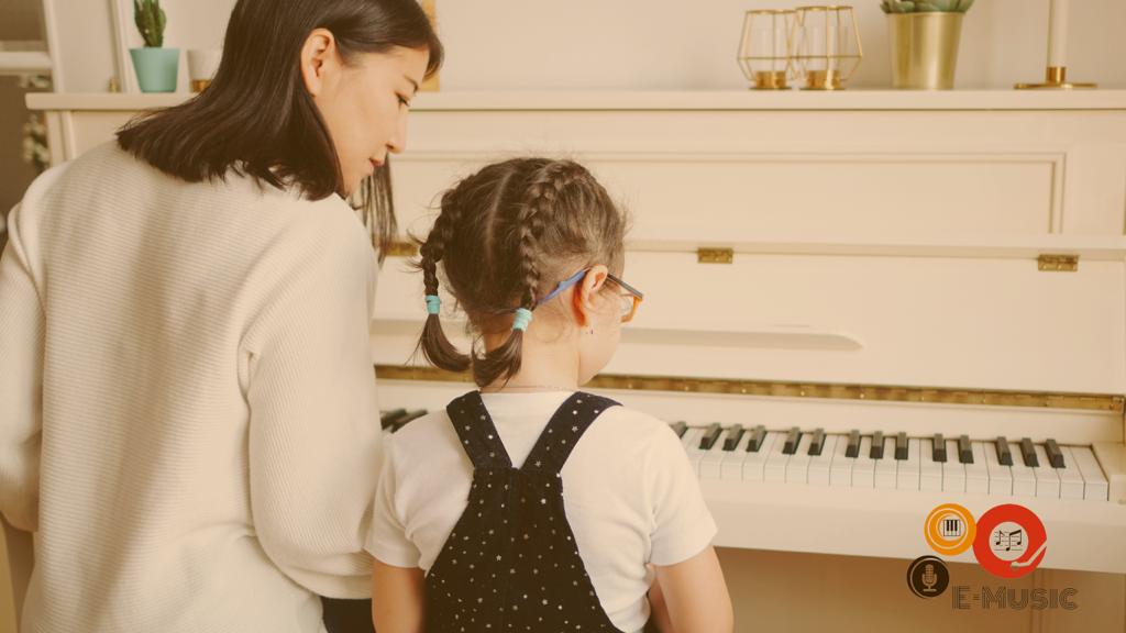 No momento você está vendo 5 Dicas para incentivar seus filhos a praticar canto ou piano em casa